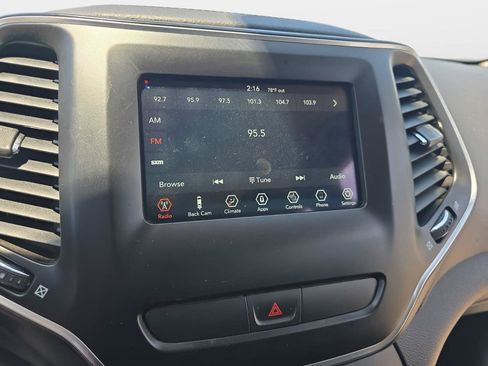 Used 2019 Jeep Cherokee Latitude w/ Cold Weather Group FWD image 23