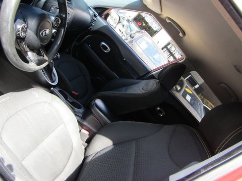 Used 2016 Kia Soul + FWD image 8