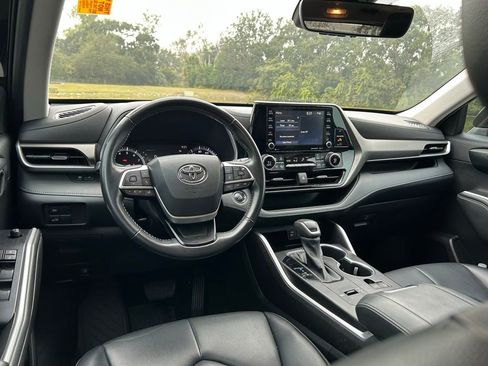 Used 2022 Toyota Highlander XLE image 12