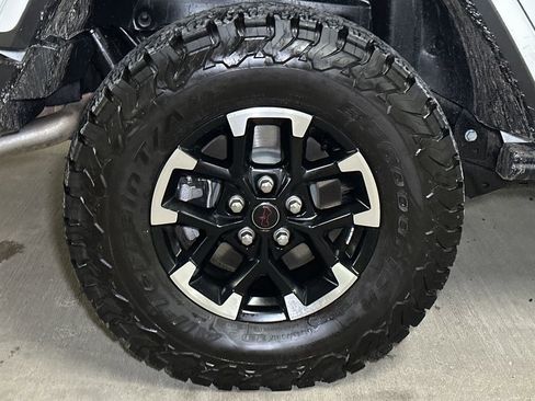 Used 2025 Jeep Wrangler Unlimited Rubicon w/ Technology Group image 7