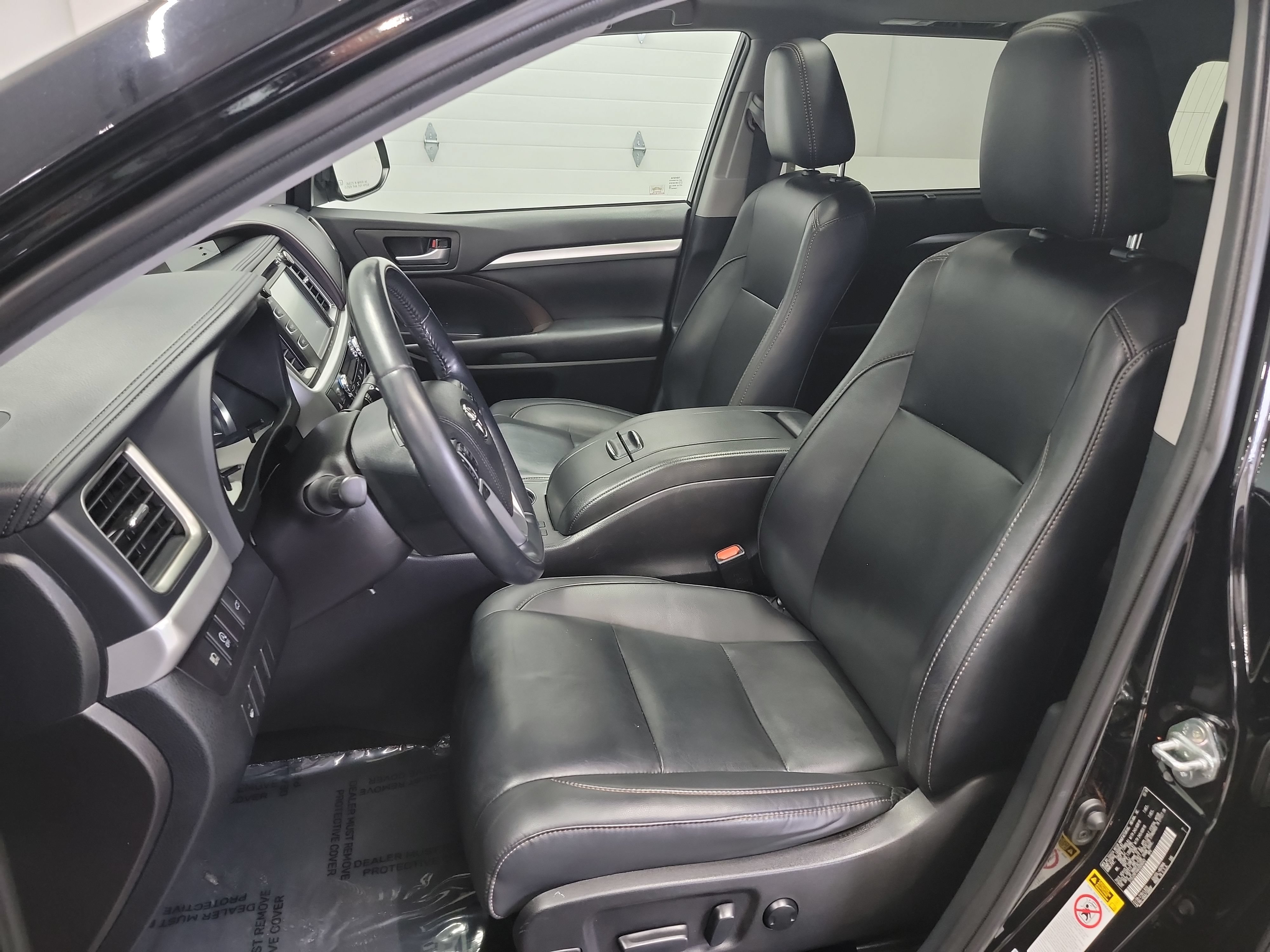 Used 2019 Toyota Highlander XLE w/ Carpet Mat Package (TMS) AWD/4WD image 12