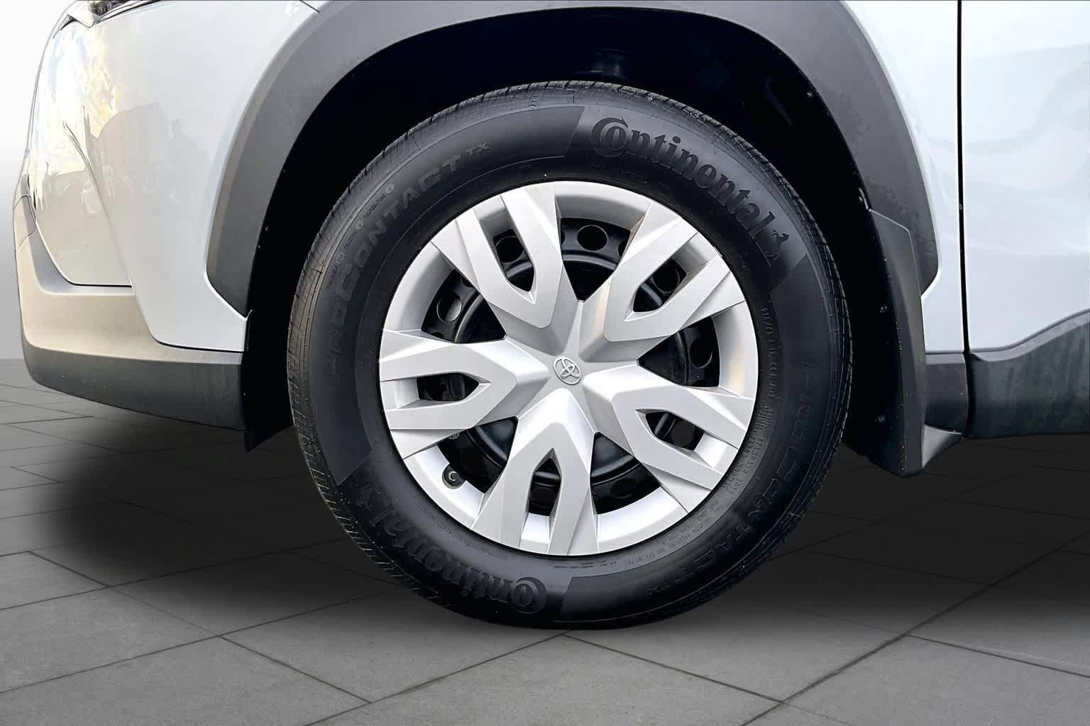 Used 2025 Toyota Corolla Cross L FWD image 11