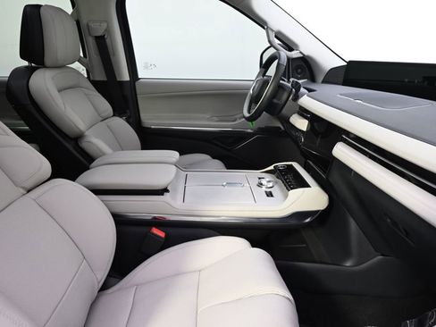 New 2026 Lincoln Navigator L Reserve w/ Jet Appearance Package image 16