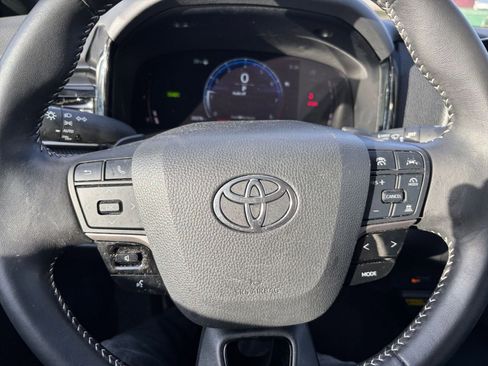Used 2025 Toyota Camry SE image 25