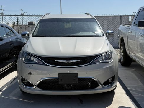 Used 2017 Chrysler Pacifica Limited w/ UConnect Theater Package FWD image 12