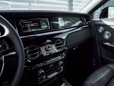 Used 2024 Rolls-Royce Phantom Sedan image 80