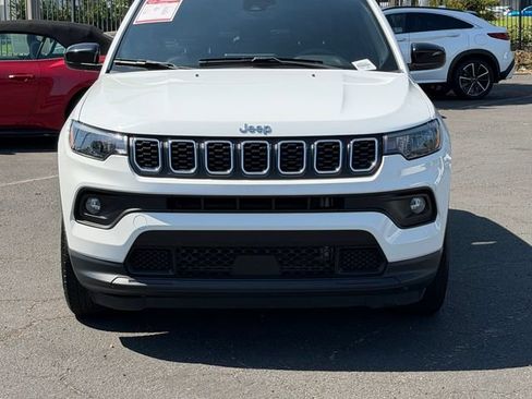 Used 2024 Jeep Compass Latitude AWD/4WD image 2