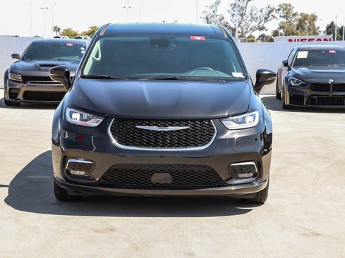Used 2022 Chrysler Pacifica Touring-L FWD image 2