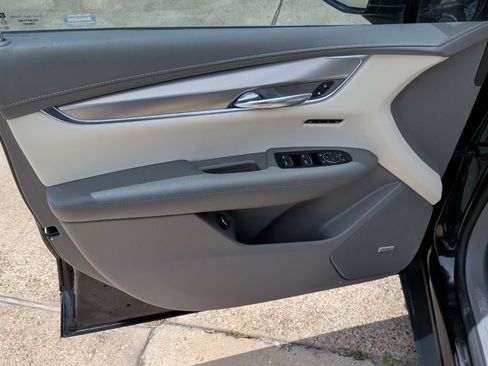 Used 2017 Cadillac XT5 Luxury w/ Driver Awareness Package FWD image 10
