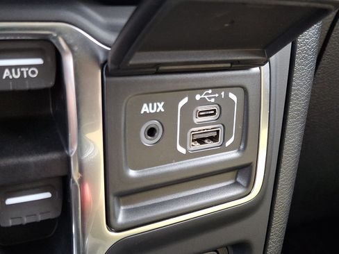 Used 2019 Jeep Wrangler Unlimited Sahara w/ Cold Weather Group AWD/4WD image 24