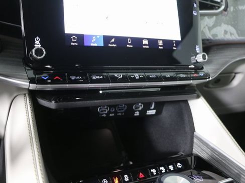 New 2024 Jeep Wagoneer L Series III w/ Premium Group I image 17