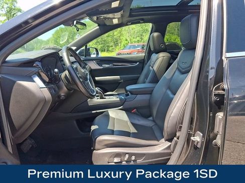 Used 2022 Cadillac XT5 Premium Luxury AWD/4WD image 2