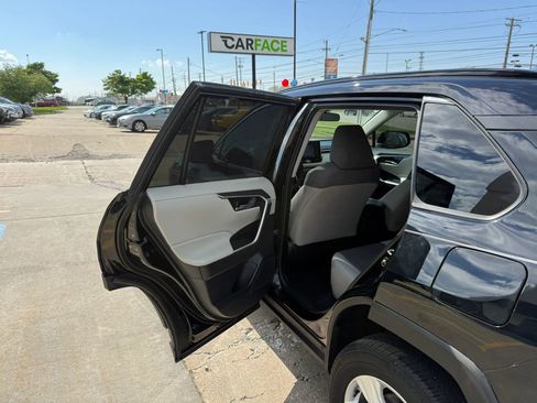 Used 2021 Toyota RAV4 XLE AWD/4WD image 19