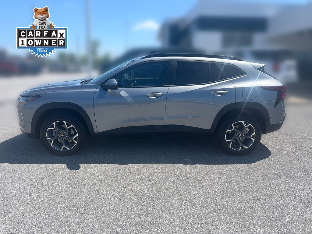 Used 2025 Chevrolet Trax LT w/ LT Convenience Package FWD image 2