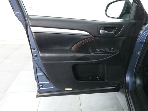 Used 2019 Toyota Highlander XLE AWD/4WD image 24