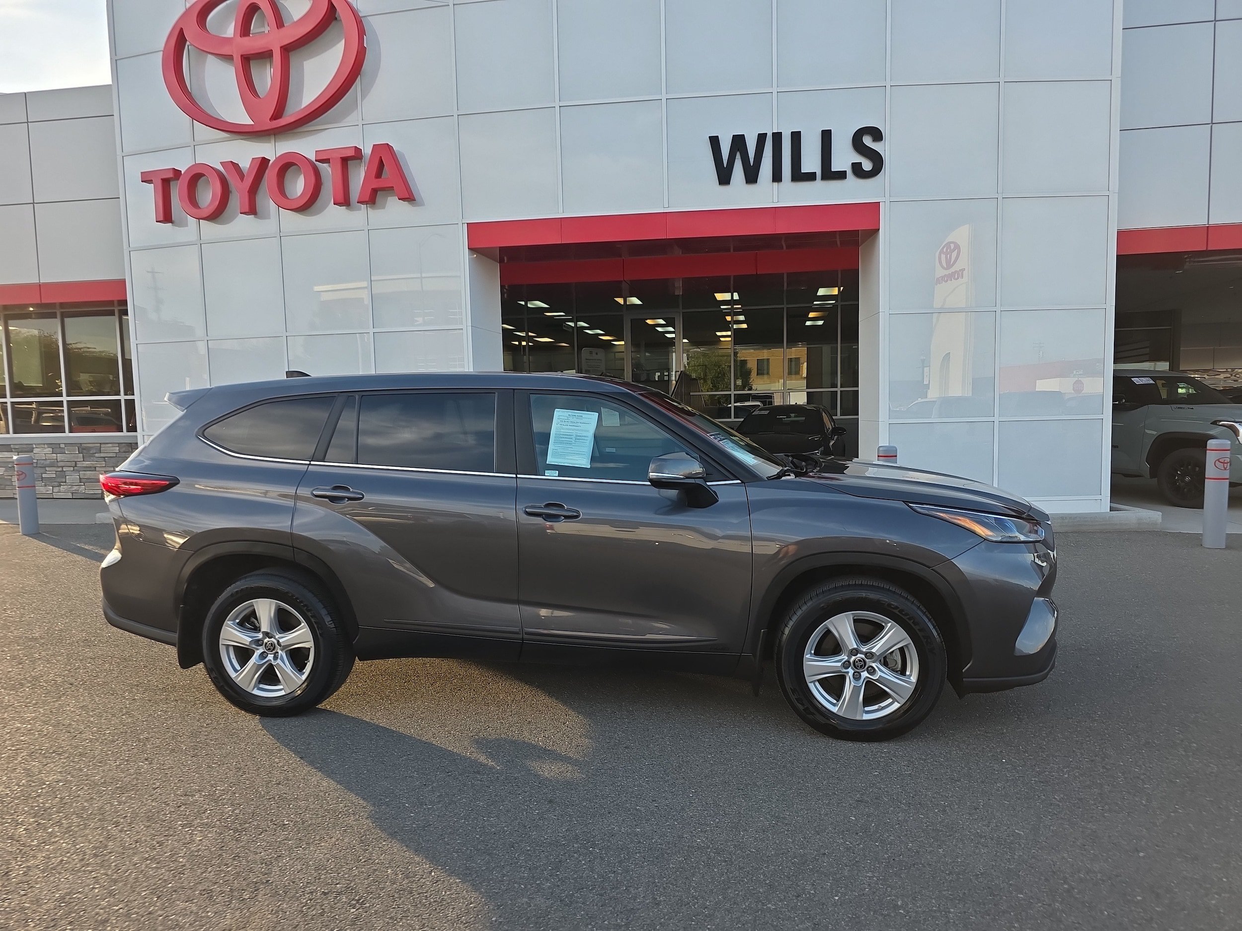 Used 2023 Toyota Highlander LE AWD/4WD image 1