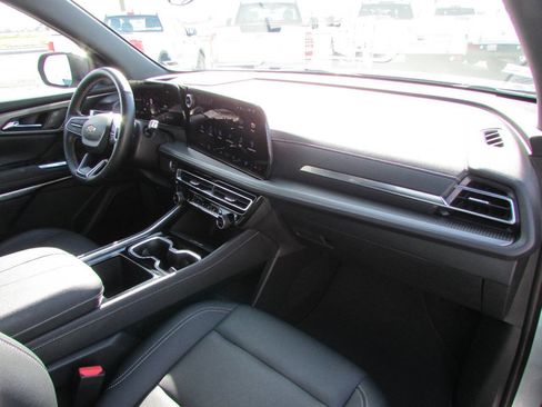 Used 2025 Chevrolet Traverse LT image 17