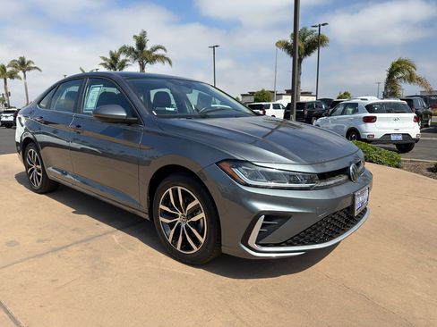 Used 2025 Volkswagen Jetta SE FWD image 3