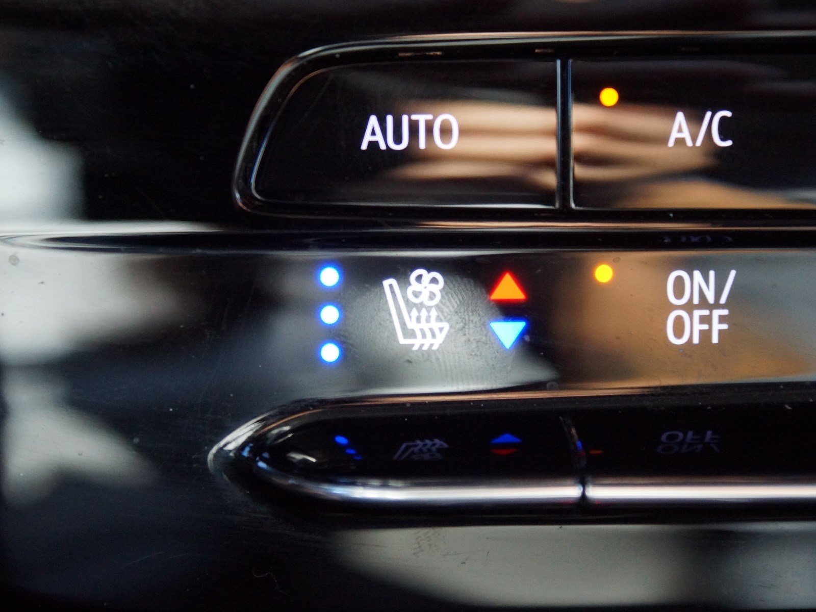 Used 2022 Chevrolet Bolt EUV Premier w/ Sun & Sound Package FWD image 8