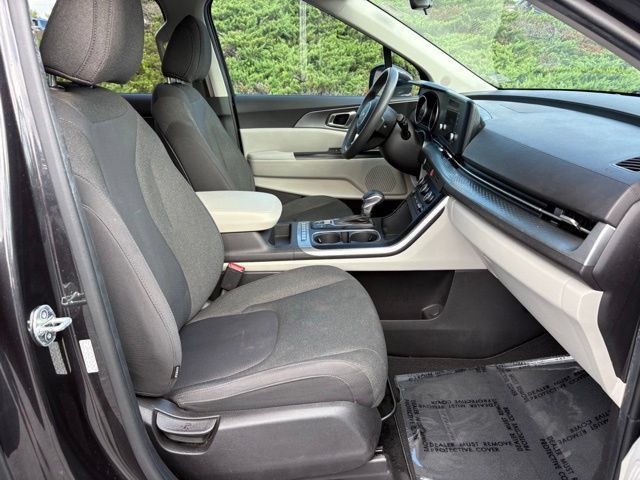 Used 2023 Kia Carnival LX FWD image 18