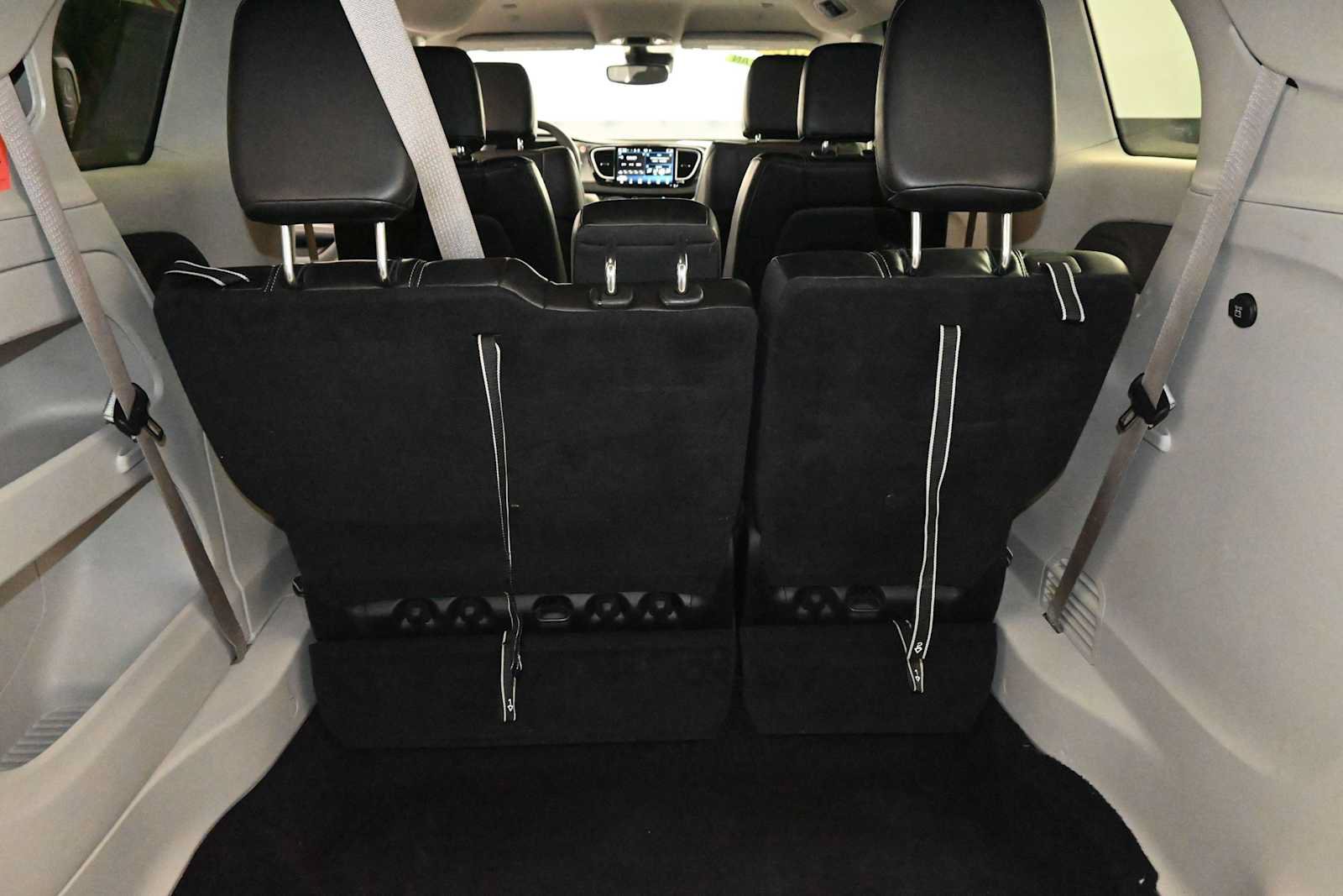 Used 2023 Chrysler Pacifica Touring-L FWD image 10