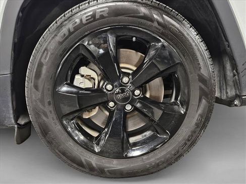 Used 2020 Jeep Cherokee Latitude Plus image 22