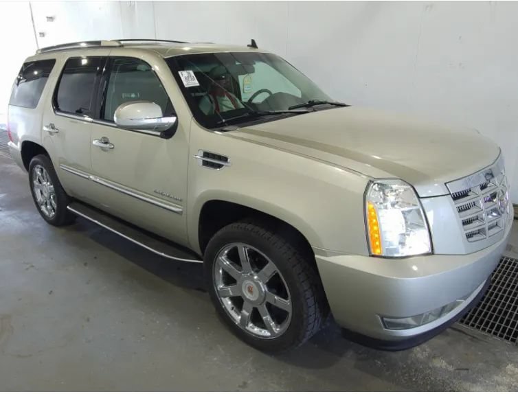 Used 2013 Cadillac Escalade Luxury RWD image 1