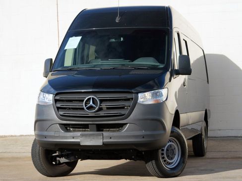 Used 2023 Mercedes-Benz Sprinter 2500 image 3