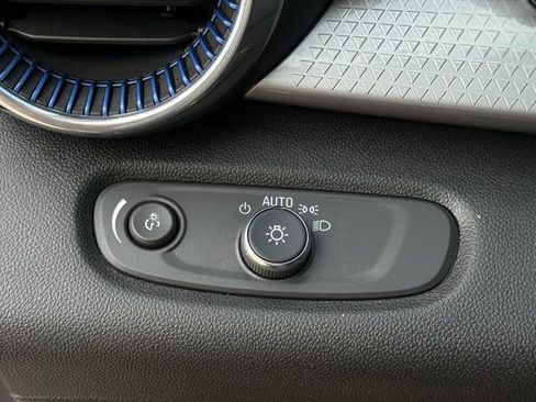 Used 2025 Chevrolet Trax LT image 25