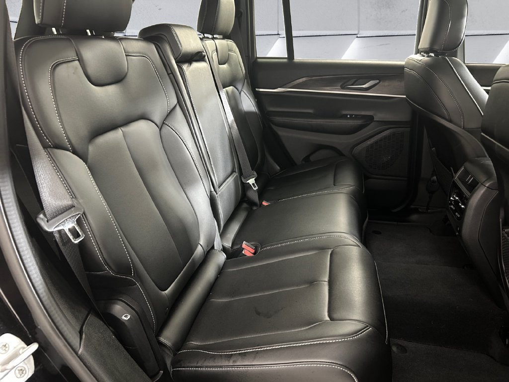 Used 2025 Jeep Grand Cherokee Limited AWD/4WD image 16