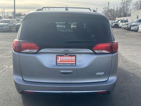 Used 2020 Chrysler Pacifica Touring-L image 3