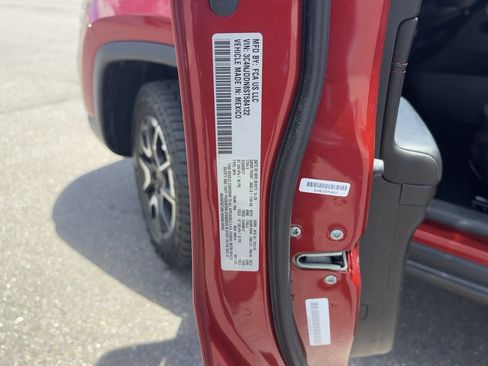Used 2025 Jeep Compass Trailhawk AWD/4WD image 6