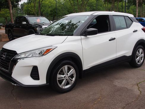 Used 2023 Nissan Kicks S FWD image 3