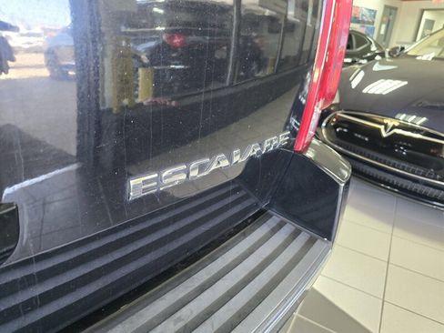 Used 2011 Cadillac Escalade ESV Luxury image 40