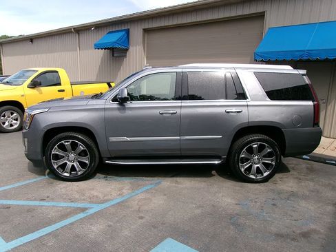 Used 2019 Cadillac Escalade Luxury AWD/4WD image 3