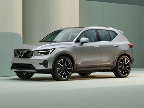 Used 2023 Volvo XC40 B5 Core AWD/4WD image 1