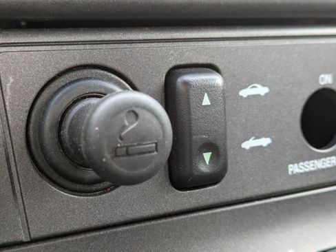 Used 2003 Ford Thunderbird image 21