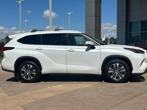 Used 2022 Toyota Highlander XLE FWD image 3