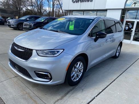 Used 2024 Chrysler Pacifica Touring-L image 9