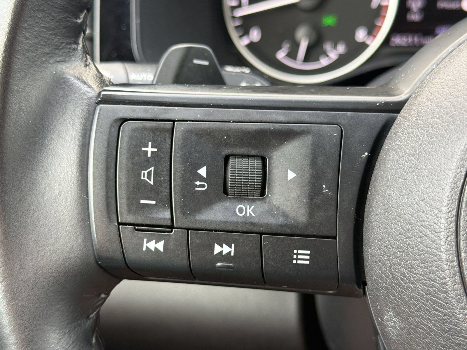 Used 2025 Nissan Pathfinder SV AWD/4WD image 17