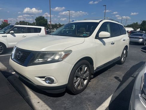 Used 2016 Nissan Pathfinder Platinum w/ Family Entertainment Package FWD image 1