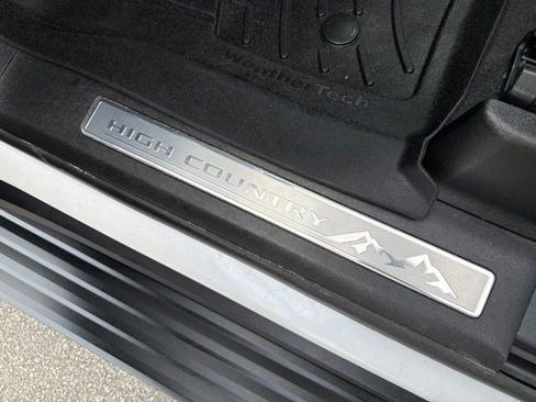 Used 2025 Chevrolet Suburban High Country AWD/4WD image 41