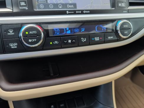 Used 2016 Toyota Highlander Limited FWD image 25