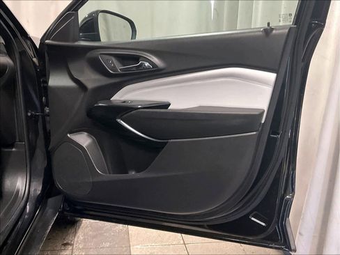 Used 2025 Chevrolet Trax LT w/ LT Convenience Package image 12