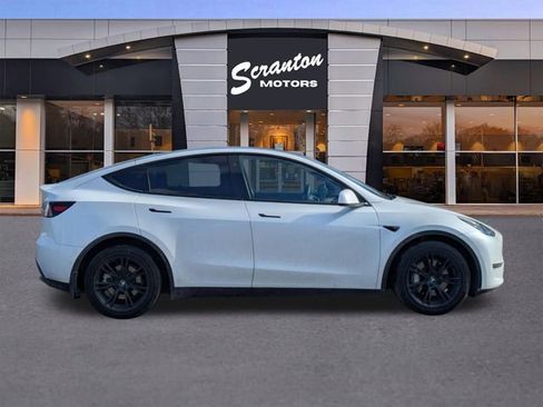 Used 2022 Tesla Model Y Long Range image 6