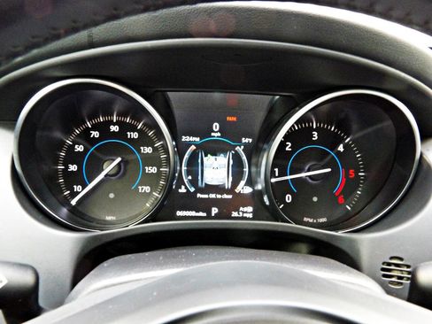 Used 2019 Jaguar XE Premium image 15