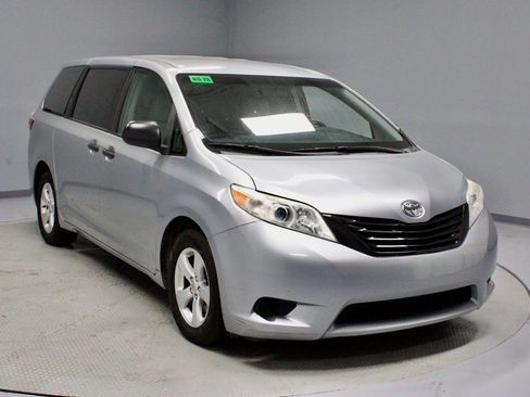 Used 2015 Toyota Sienna L image 1
