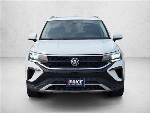 Used 2024 Volkswagen Taos SE w/ Panoramic Sunroof Package FWD image 2