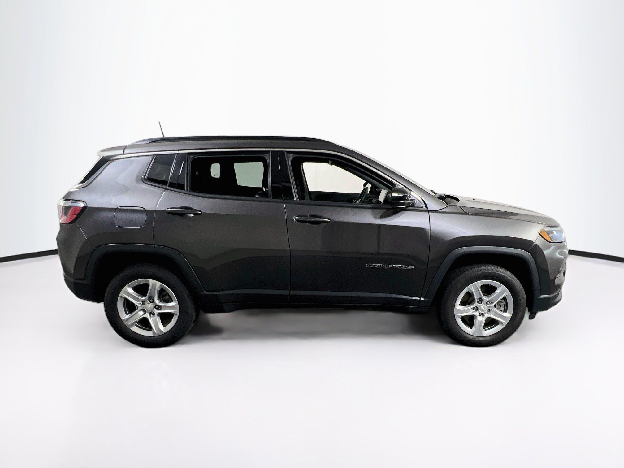 Used 2023 Jeep Compass Latitude w/ Sun and Sound Group AWD/4WD image 4
