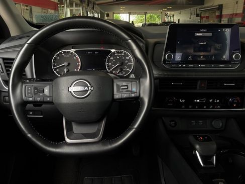 Used 2025 Nissan Rogue SV FWD image 14